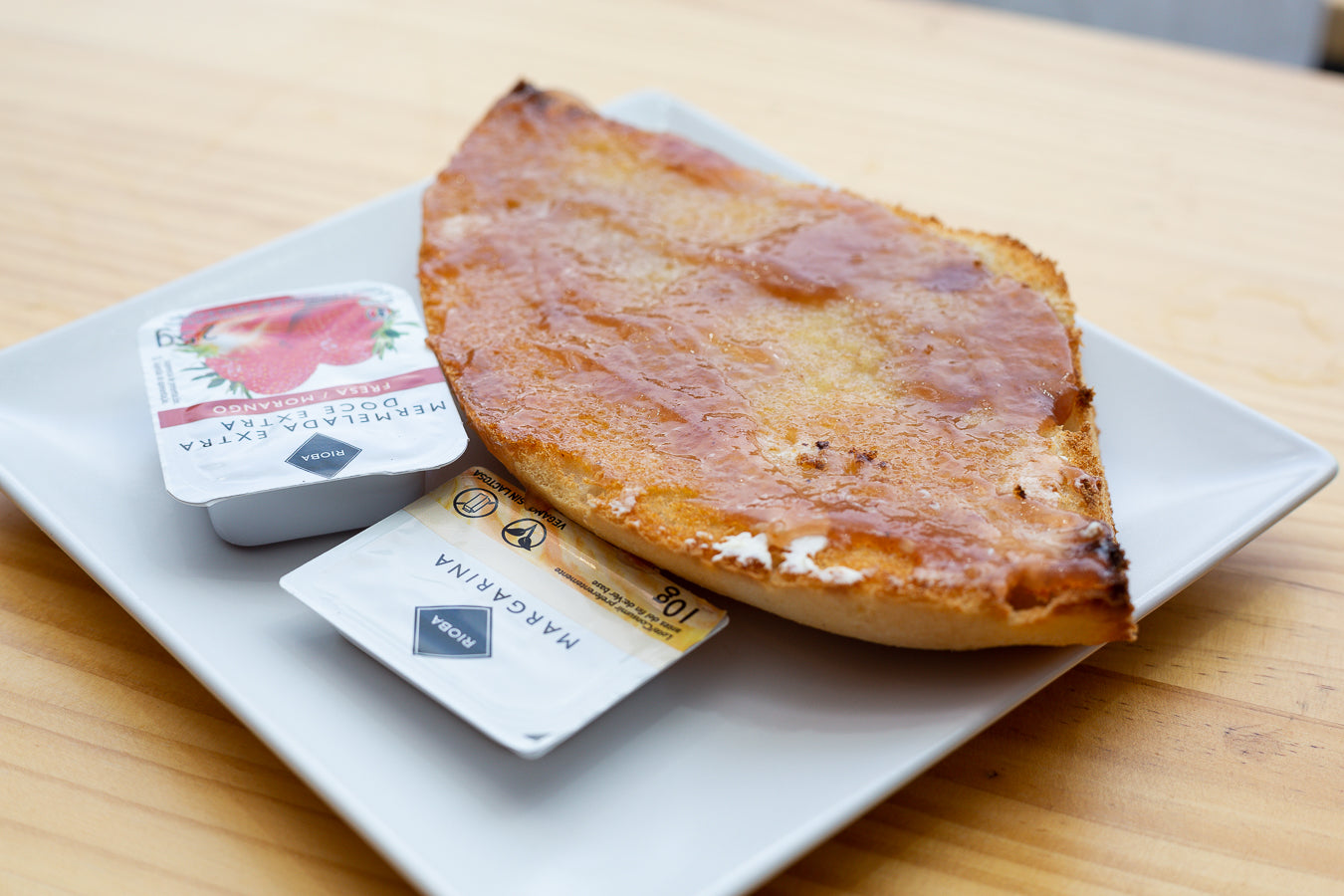 Tostada con mermelada y mantequilla + bebida